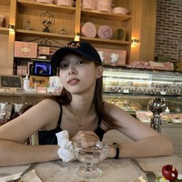 Nayeon akhirnya berpartisipasi dalam acara Sixteen, yang menentukan formasi debut TWICE. Pada 2015, ia diumumkan sebagai personel pertama sekaligus face of the group TWICE. Foto: dok. Instagram twicetagram