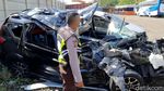 Ngeri! Penampakan Minibus yang Ringsek Imbas Kecelakaan di Tol Cipali