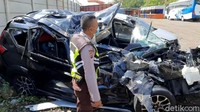 Jamsir, sapaannya, mengatakan truk yang ditabrak minibus tersebut belum diketahui identitasnya karena melanjutkan perjalanan.