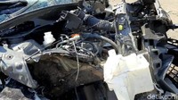 Mobil yang terguling ke parit jalan tol ini rusak parah.