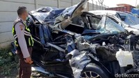 Minibus menabrak truk di ruas jalan Tol Cipali atau tepatnya kilometer 74.600, Kabupaten Purwakarta, Jawa Barat. Akibat kejadian itu empat penumpang tewas, termasuk bayi berusia satu tahun.