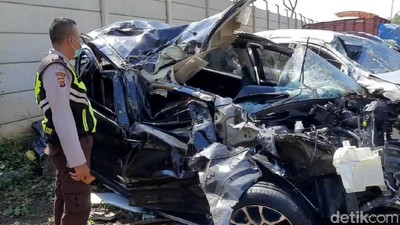 Ngeri! Penampakan Minibus yang Ringsek Imbas Kecelakaan di Tol Cipali