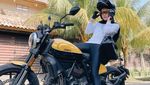 Pose Cantik Olla Ramlan Si Lady Biker, Naik Moge sampai Gerobak Cilok