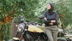 Pose Cantik Olla Ramlan Si Lady Biker, Naik Moge sampai Gerobak Cilok