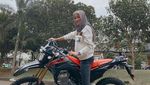 Pose Cantik Olla Ramlan Si Lady Biker, Naik Moge sampai Gerobak Cilok