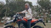 Ia begitu percaya diri saat berpose dengan motor besar. Foto: Instagram Olla Ramlan