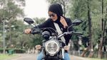Pose Cantik Olla Ramlan Si Lady Biker, Naik Moge sampai Gerobak Cilok