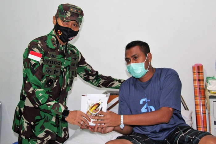 Pangdam XVII/Cenderawasih Mayjen TNI Ignatius Yogo Triyono menjenguk nakes yang selamat dari serangan KKB. Mereka dirawat di RS Marthen Indey. (dok Puspen TNI) Pangdam XVII/Cenderawasih Mayjen TNI Ignatius Yogo Triyono menjenguk nakes yang selamat dari serangan KKB. Mereka dirawat di RS Marthen Indey. (dok Puspen TNI)