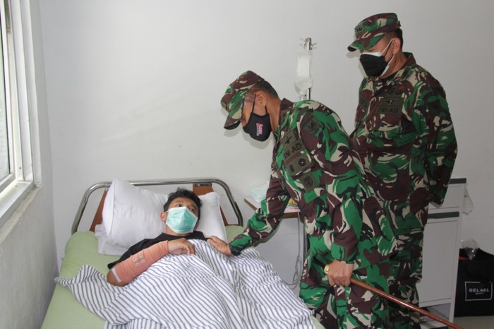 Pangdam XVII/Cenderawasih Mayjen TNI Ignatius Yogo Triyono menjenguk nakes yang selamat dari serangan KKB. Mereka dirawat di RS Marthen Indey. (dok Puspen TNI) Pangdam XVII/Cenderawasih Mayjen TNI Ignatius Yogo Triyono menjenguk nakes yang selamat dari serangan KKB. Mereka dirawat di RS Marthen Indey. (dok Puspen TNI)