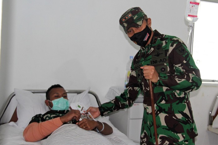 Pangdam XVII/Cenderawasih Mayjen TNI Ignatius Yogo Triyono menjenguk nakes yang selamat dari serangan KKB. Mereka dirawat di RS Marthen Indey. (dok Puspen TNI)