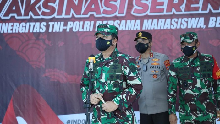 Panglima TNI Marsekal Hadi Tjahjanto meninjau serbuan vaksinasi COVID di Lampung