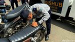 Nggak Pernah Jera, Parkir Motor Liar Kena Razia Gembos Ban