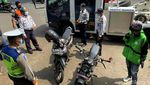 Nggak Pernah Jera, Parkir Motor Liar Kena Razia Gembos Ban