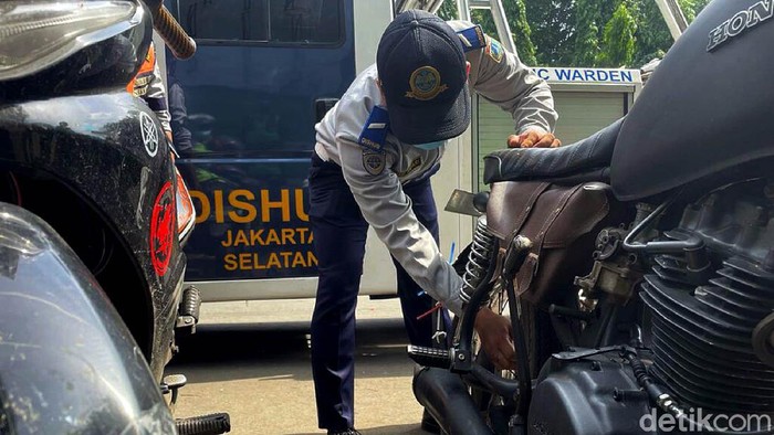 Parkir Sembarangan, Ban Kendaraan Bermotor di Kalibata Dikempiskan Dishub DKI Jakarta menggelar razia parkir liar di kawasan Kalibata, Jakarta. Sejumlah motor yang kedapatan parkir sembarangan dikempiskan bannya.