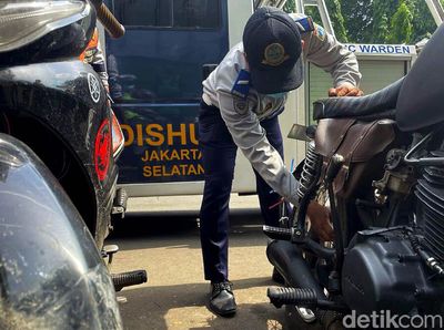 Nggak Pernah Jera, Parkir Motor Liar Kena Razia Gembos Ban