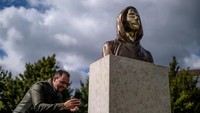 Ia menggunakan fitur wajah yang dianonimkan sebagai identitas dari penemu Bitcoin, Satoshi Nakamoto yang sampai sekarang masih belum dikonfirmasi.  Foto: Getty Images/Janos Kummer