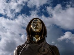 Misteriusnya Penemu Bitcoin, Patungnya Berdiri di Budapest