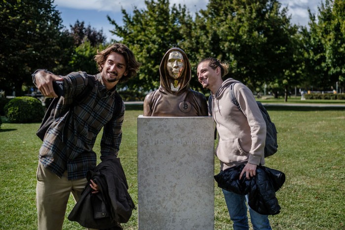Patung Bitcoin BUDAPEST, HUNGARY - SEPTEMBER 22: Students take selfies of a statue of Satoshi Nakamoto, a presumed pseudonym used by the inventor of Bitcoin, as it is displayed in Graphisoft Park on September 22, 2021 in Budapest, Hungary. The statue's creators, Reka Gergely and Tamas Gilly, used anonymized facial features, as Nakamoto's true identify remains unconfirmed. (Photo by Janos Kummer/Getty Images)
