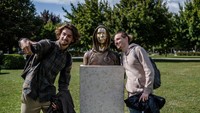 Masyarakat sekitar mengambil selfie bersama patung Satoshi Nakamoto.  Foto: Getty Images/Janos Kummer