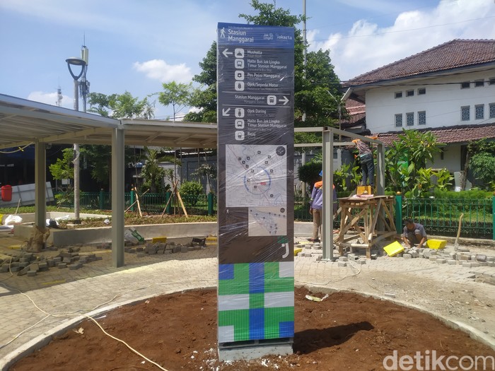 Pembangunan penataan Stasiun Manggarai di Jaksel masih berlangsung. Di manakah shelter ojol disediakan? 22 September 2021. (Athika Rahma/detikcom)