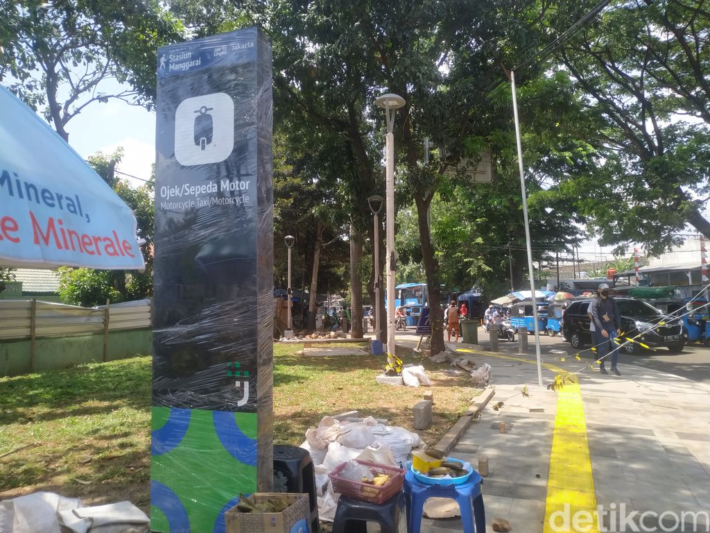 Pembangunan penataan Stasiun Manggarai di Jaksel masih berlangsung. Di manakah shelter ojol disediakan? 22 September 2021. (Athika Rahma/detikcom)