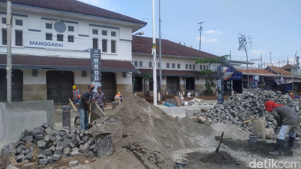 Pembangunan penataan Stasiun Manggarai di Jaksel masih berlangsung. Di manakah shelter ojol disediakan? 22 September 2021. (Athika Rahma/detikcom)