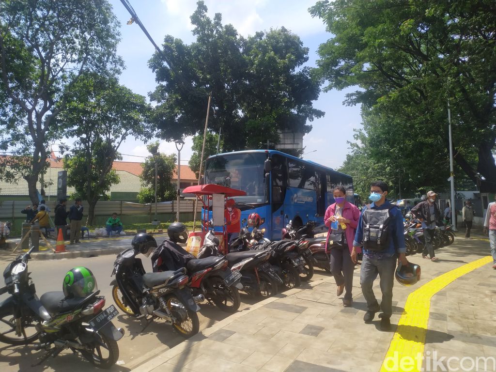 Pembangunan penataan Stasiun Manggarai di Jaksel masih berlangsung. Di manakah shelter ojol disediakan? 22 September 2021. (Athika Rahma/detikcom)