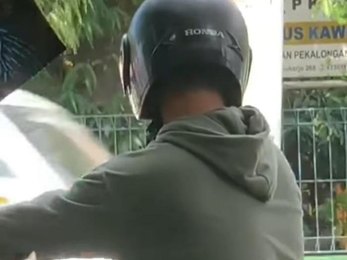 Pemotor pria onani di pinggir jalan Kota Pekalongan, Jawa Tengah, viral di media sosial.