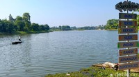 Selain untuk wisata, Situ Tujuh Muara yang berlokasi di Kecamatan Bojongsari ini dimanfaatkan nelayan kecil untuk menangkap ikan.