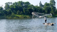 Tampak warga tengah menjala ikan di Situ Tujuh Muara.