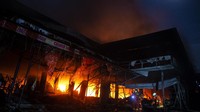 Kebakaran menghanguskan bangunan toko swalayan di kawasan Cilandak, Jakarta Selatan. 