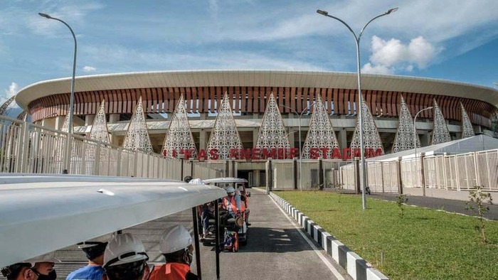 Menteri Pariwisata dan Ekonomi Kreatif Sandiaga Uno meninjau Stadion Lukas Enembe. Stadion ini akan menjadi venue utama PON XX Papua.