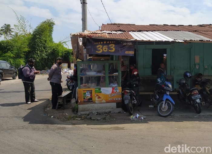 Dengan Tangan Telanjang, Penjual Ini Goreng Bakwan dalam Minyak Panas!