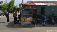 Jadi tangan Sri Rejeki masuk ke dalam minyak panas saat akan menggoreng gorengan dan mengangkat gorengannya. Aksinya pun viral di media sosial. Foto: detikcom/Eko Susanto