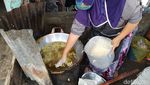 Bukan Debus! Wanita Ini Goreng Bakwan Celupkan Tangan di Minyak Panas