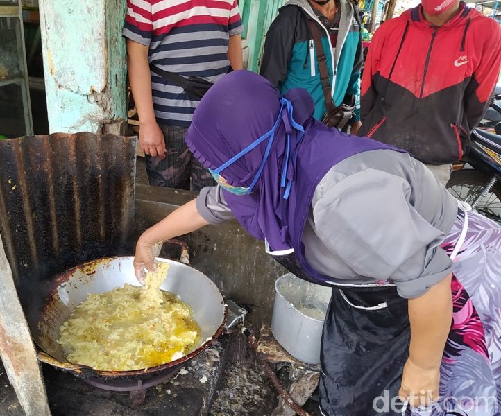 Dengan Tangan Telanjang, Penjual Ini Goreng Bakwan dalam Minyak Panas!