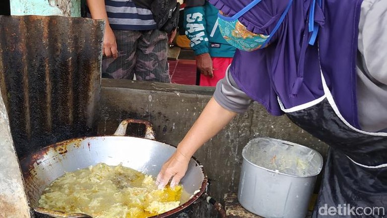 Dengan Tangan Telanjang, Penjual Ini Goreng Bakwan dalam Minyak Panas! Dengan Tangan Telanjang, Penjual Ini Goreng Bakwan dalam Minyak Panas!