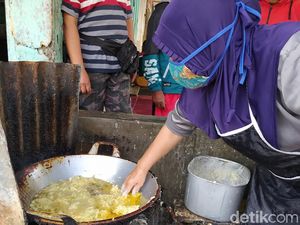 Bukan Debus! Wanita Ini Goreng Bakwan Celupkan Tangan di Minyak Panas