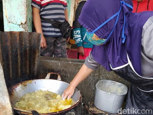 Bukan Debus! Wanita Ini Goreng Bakwan Celupkan Tangan di Minyak Panas