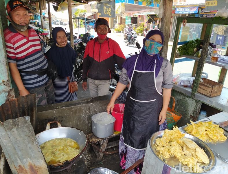Dengan Tangan Telanjang, Penjual Ini Goreng Bakwan dalam Minyak Panas!