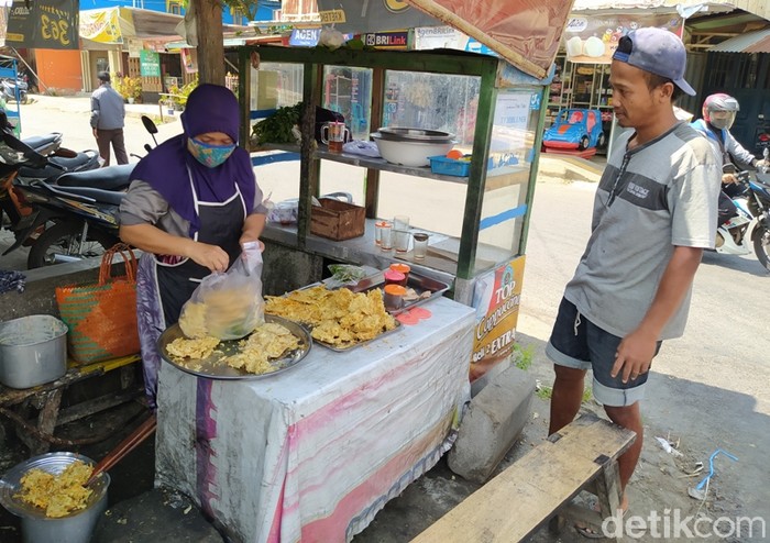 Penjual gorengan pakai tangan telanjang Dengan Tangan Telanjang, Penjual Ini Goreng Bakwan dalam Minyak Panas!