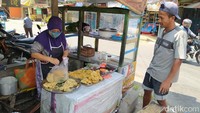Selain Sri, beberapa penjual gorengan sebelumnya juga pernah viral karena aksi menggoreng pakai tangan telanjang. Salah satunya Ta Nou, penjual pisang goreng di Gorontalo. Foto: detikcom/Eko Susanto