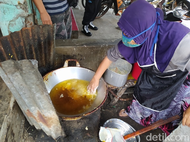 Dengan Tangan Telanjang, Penjual Ini Goreng Bakwan dalam Minyak Panas!