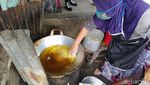 Bukan Debus! Wanita Ini Goreng Bakwan Celupkan Tangan di Minyak Panas