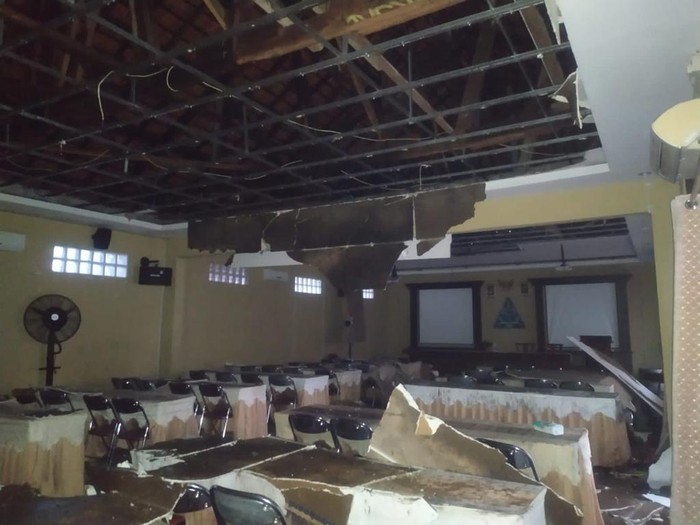 Plafon di salah satu ruangan di SMAN 3 Depok ambrol