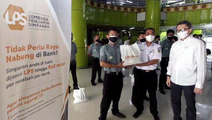 Porter Stasiun Gambir Terima Bantuan Sembako