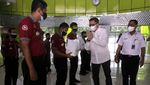 Porter Stasiun Gambir Terima Bantuan Sembako
