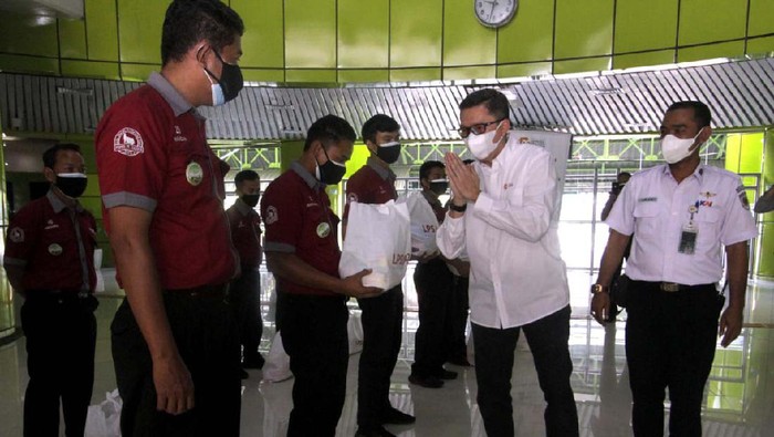 Para porter di Stasiun Gambir mendapat bantuan sembako di masa pandemi ini. Mereka juga mendapat vitamin dan masker.