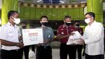 Porter Stasiun Gambir Terima Bantuan Sembako