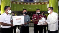 Sekretaris Lembaga Penjamin Simpanan (LPS) Dimas Yuliharto serta Perwakilan dari pegawai LPS didampingi Wakil Kepala Stasiun Gambir DaOps 1 Bapak Jaja, memberikan bantuan kepada para porter di Stasiun Gambir, Jakarta Pusat.